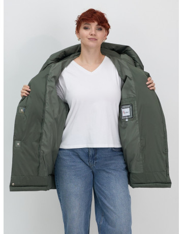 Женский зимний пуховик свободного кроя.