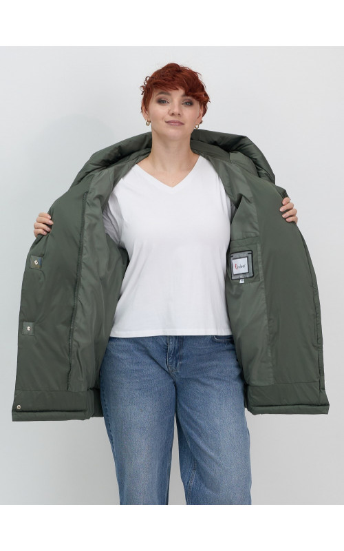 Женский зимний пуховик свободного кроя.