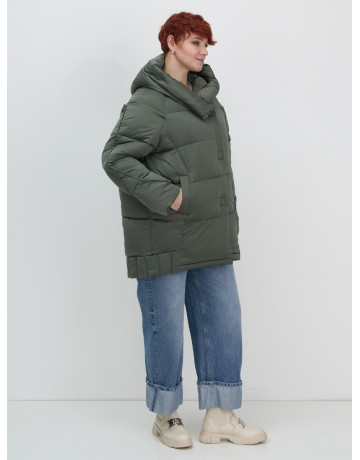 Женский зимний пуховик свободного кроя.