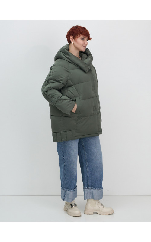 Женский зимний пуховик свободного кроя.