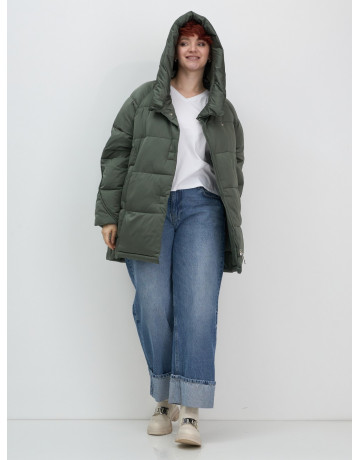 Женский зимний пуховик свободного кроя.