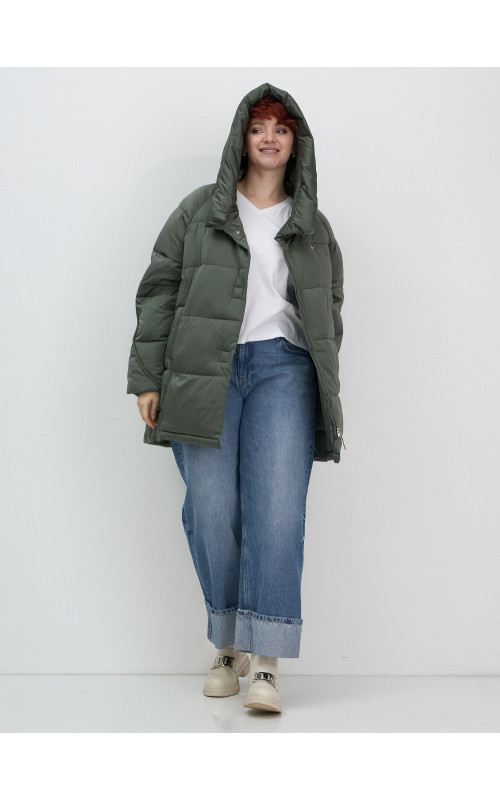 Женский зимний пуховик свободного кроя.