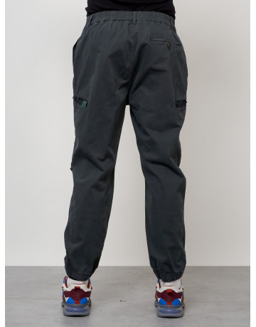 Мужские брюки зауженного кроя.