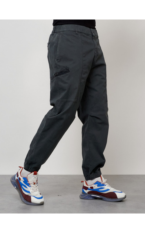 Мужские брюки зауженного кроя.