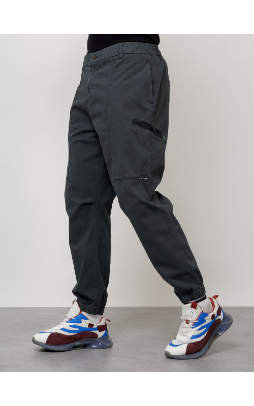 Мужские брюки зауженного кроя.