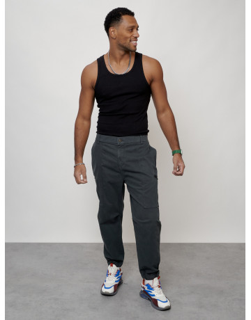 Мужские брюки зауженного кроя.