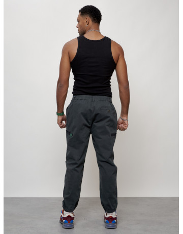 Мужские брюки зауженного кроя.