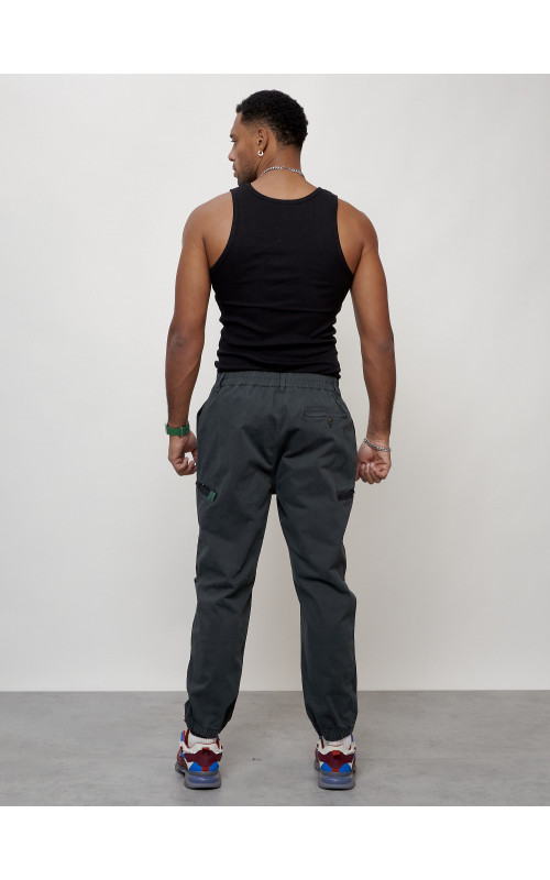 Мужские брюки зауженного кроя.