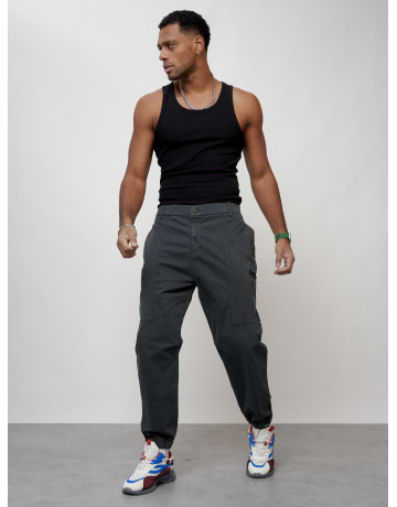 Мужские брюки зауженного кроя.