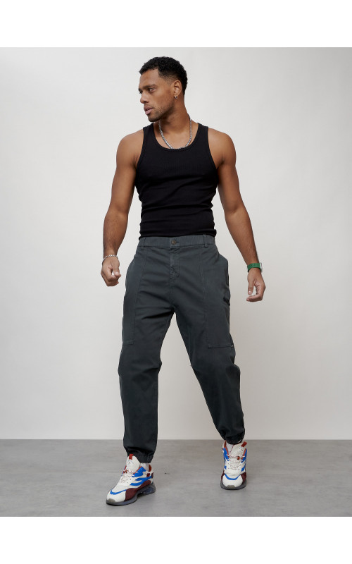 Мужские брюки зауженного кроя.