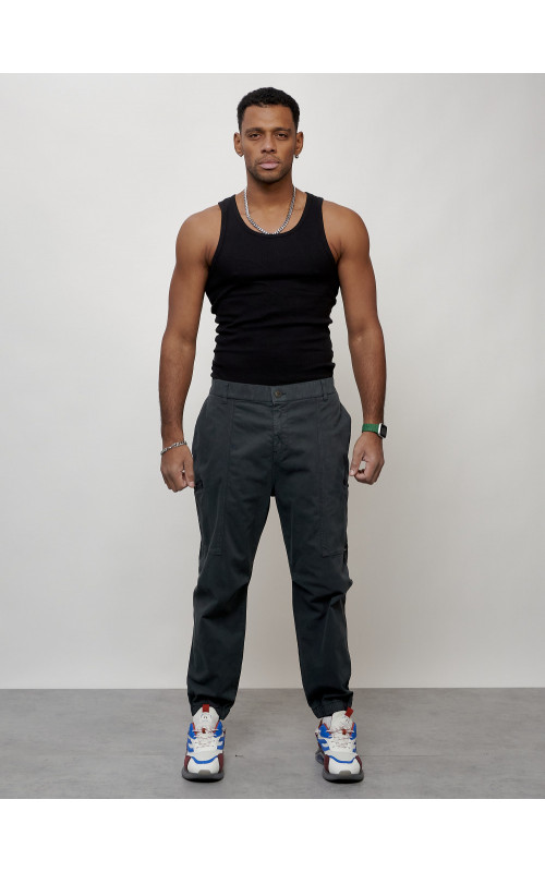 Мужские брюки зауженного кроя.