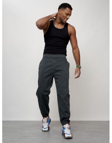 Мужские брюки зауженного кроя.