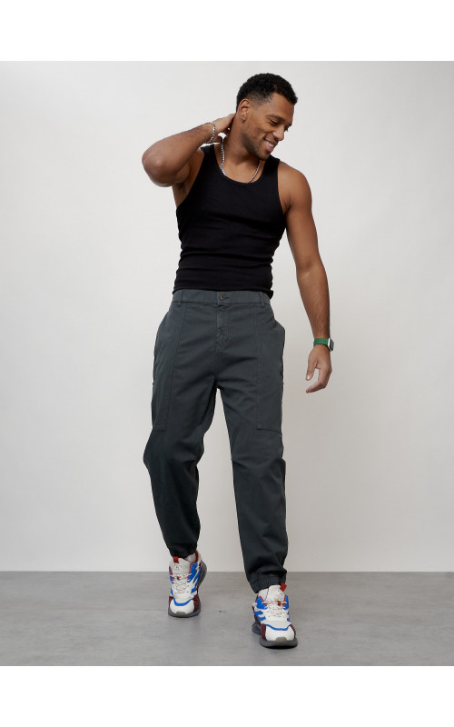 Мужские брюки зауженного кроя.