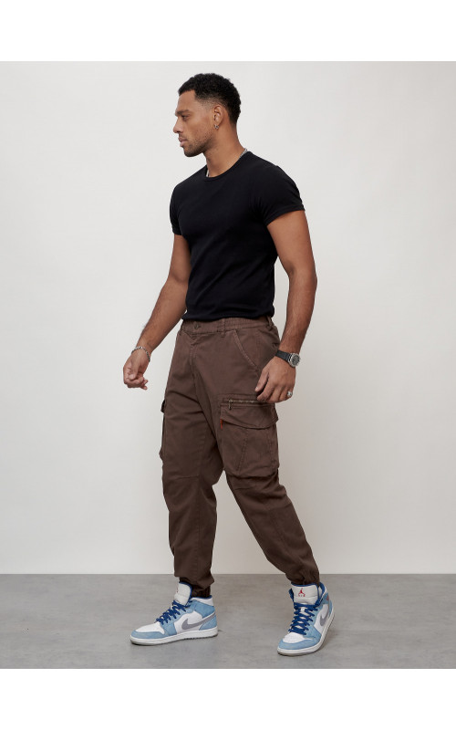 Мужские брюки зауженного кроя.