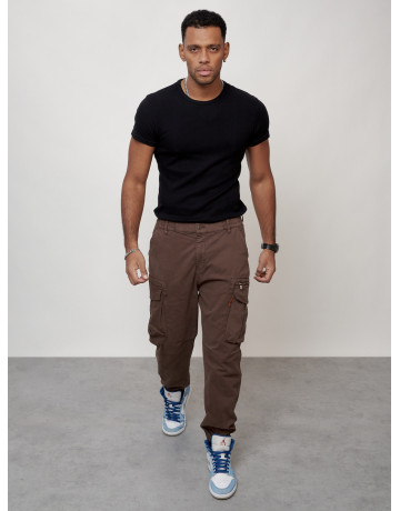 Мужские брюки зауженного кроя.