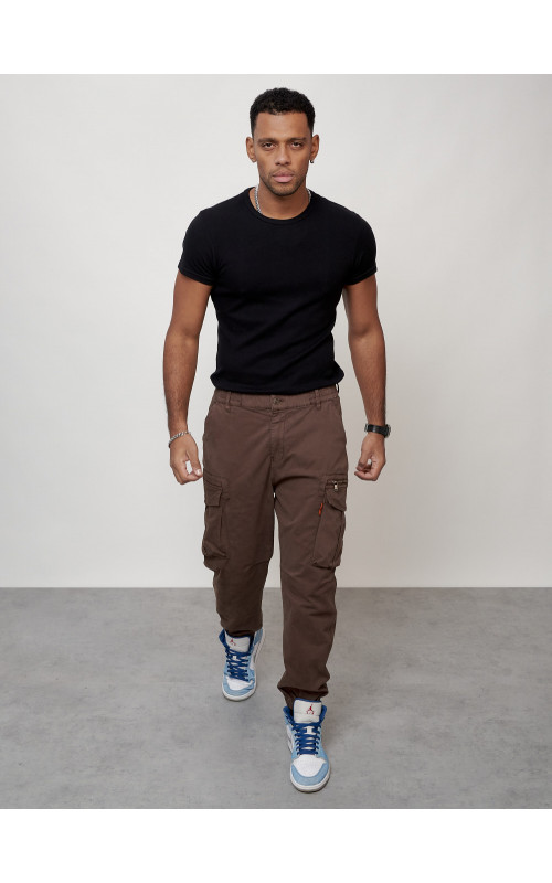 Мужские брюки зауженного кроя.