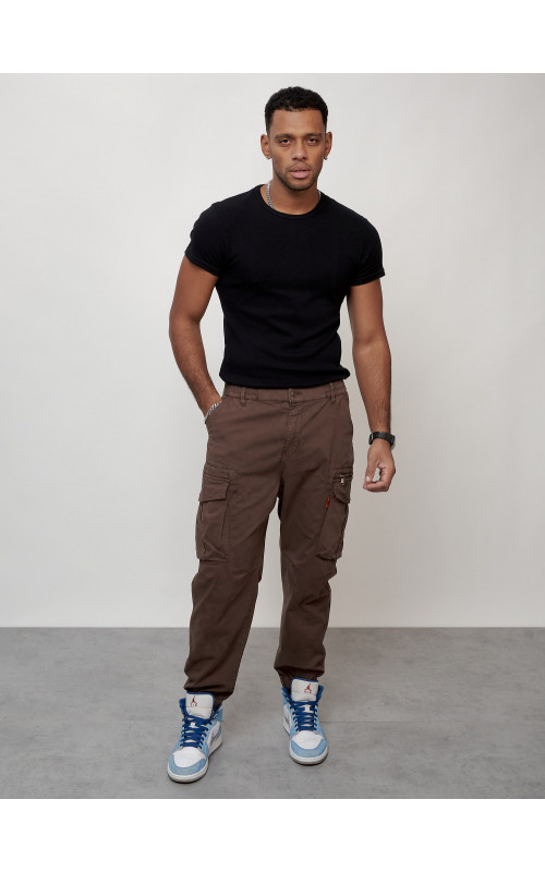 Мужские брюки зауженного кроя.