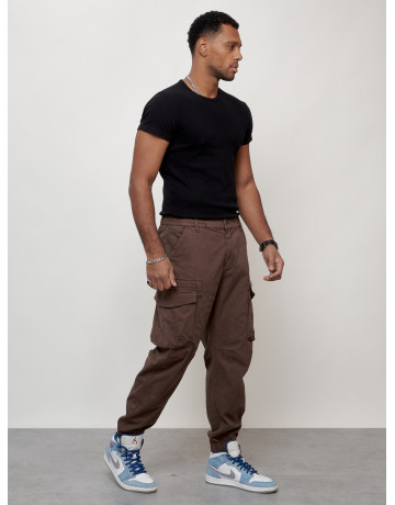 Мужские брюки зауженного кроя.