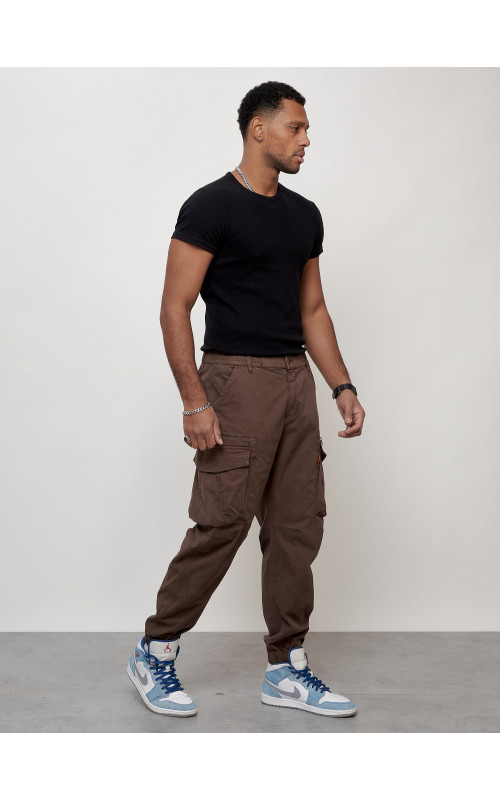 Мужские брюки зауженного кроя.