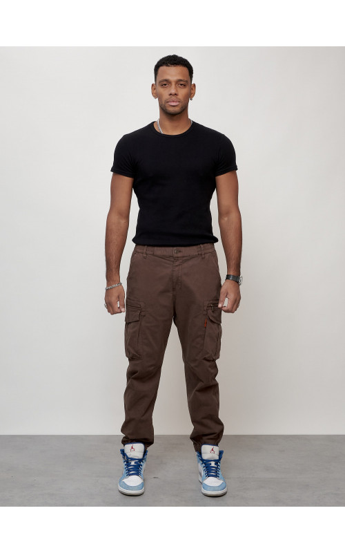 Мужские брюки зауженного кроя.