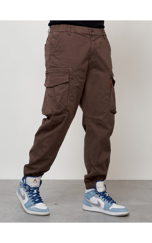 Мужские брюки зауженного кроя.