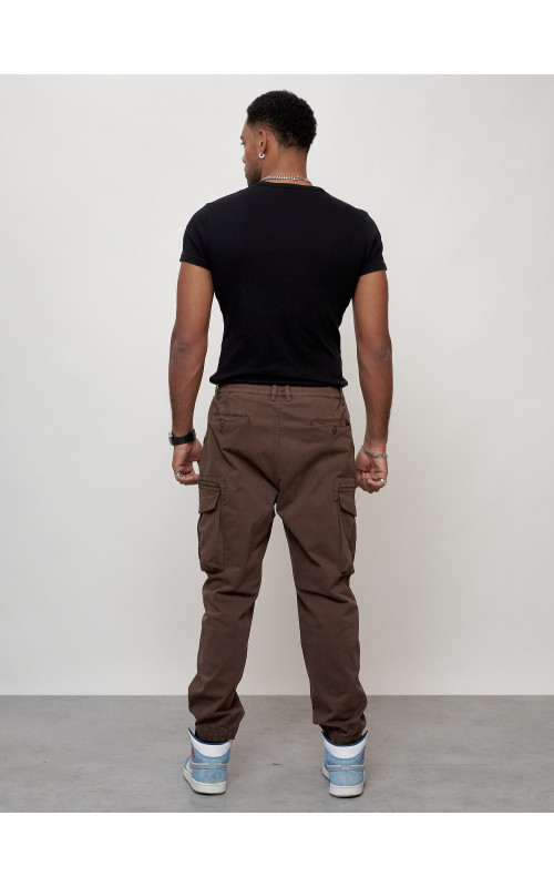 Мужские брюки зауженного кроя.