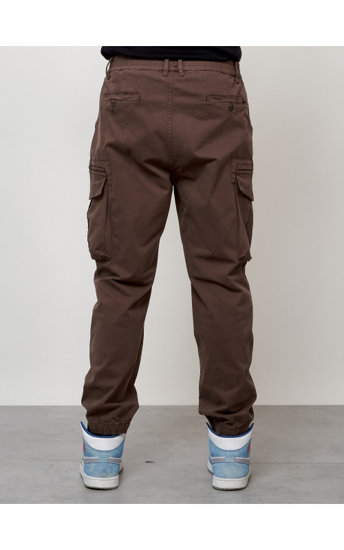 Мужские брюки зауженного кроя.