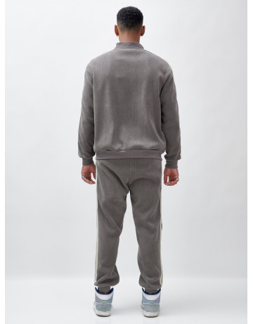 Мужской спортивный утеплённый костюм с начёсом для активного образа жизни.