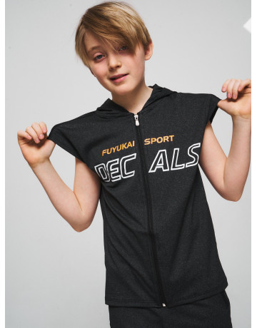 Летний спортивный костюм для мальчика: футболка с капюшоном и шорты с карманами.