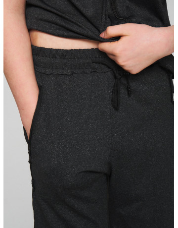 Летний спортивный костюм для мальчика: футболка с капюшоном и шорты с карманами.