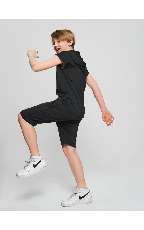 Летний спортивный костюм для мальчика: футболка с капюшоном и шорты с карманами.