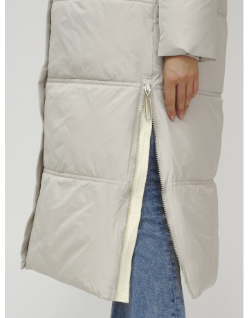 Длинный зимний пуховик с воротником-стойкой.