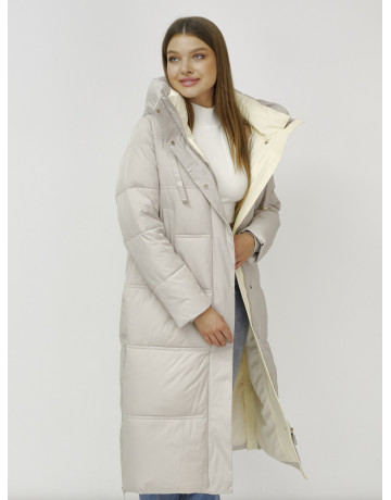 Длинный зимний пуховик с воротником-стойкой.