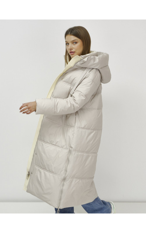 Длинный зимний пуховик с воротником-стойкой.