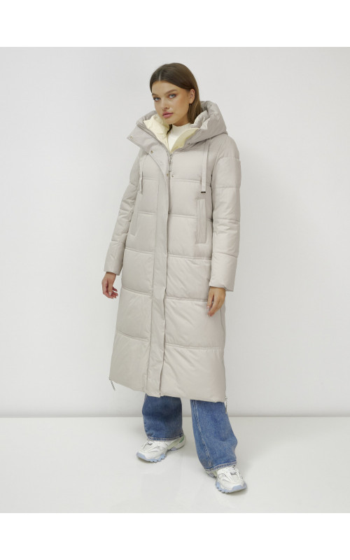 Длинный зимний пуховик с воротником-стойкой.