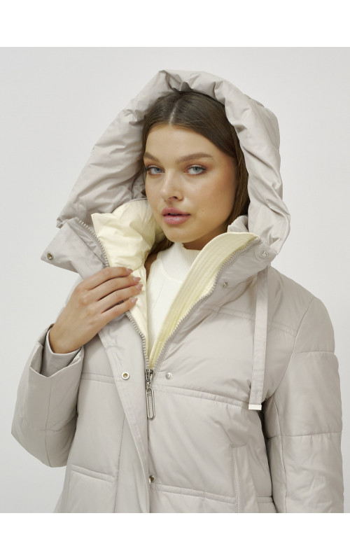 Длинный зимний пуховик с воротником-стойкой.