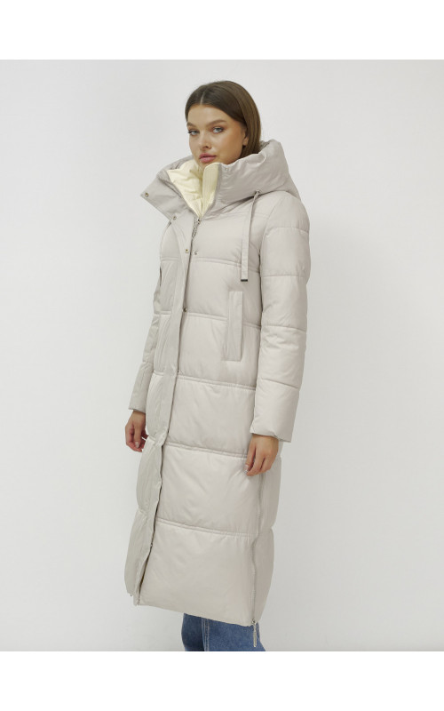 Длинный зимний пуховик с воротником-стойкой.