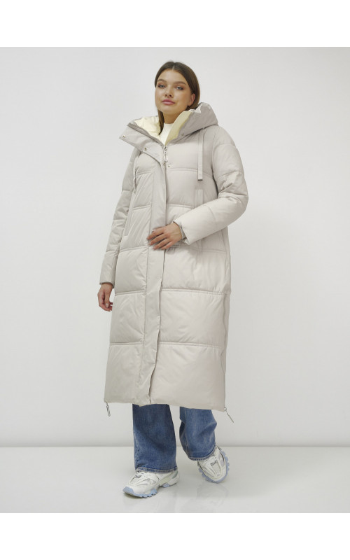 Длинный зимний пуховик с воротником-стойкой.