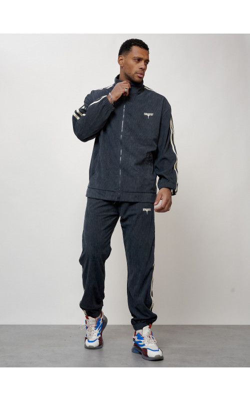 Мужской спортивный костюм для активного отдыха и повседневной носки.