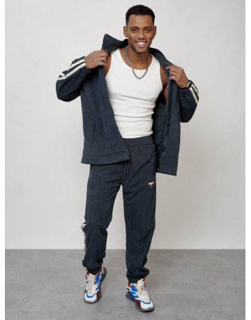 Мужской спортивный костюм для активного отдыха и повседневной носки.