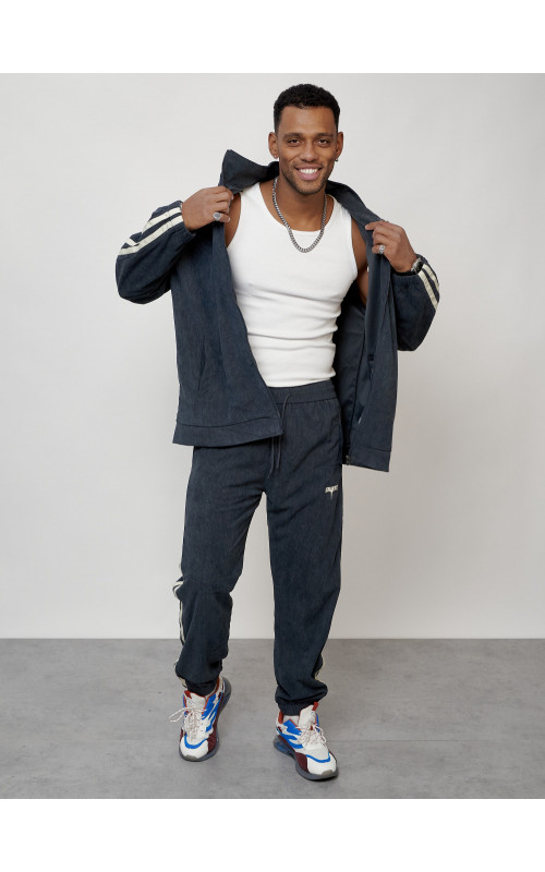 Мужской спортивный костюм для активного отдыха и повседневной носки.