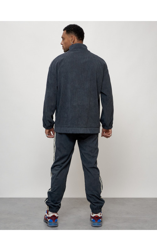 Мужской спортивный костюм для активного отдыха и повседневной носки.