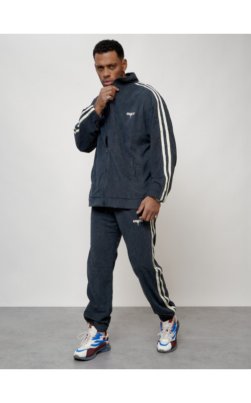 Мужской спортивный костюм для активного отдыха и повседневной носки.