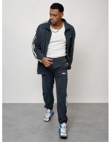 Мужской спортивный костюм для активного отдыха и повседневной носки.