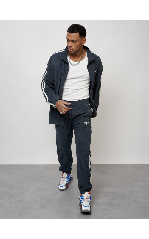 Мужской спортивный костюм для активного отдыха и повседневной носки.