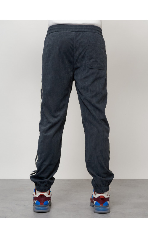 Мужской спортивный костюм для активного отдыха и повседневной носки.