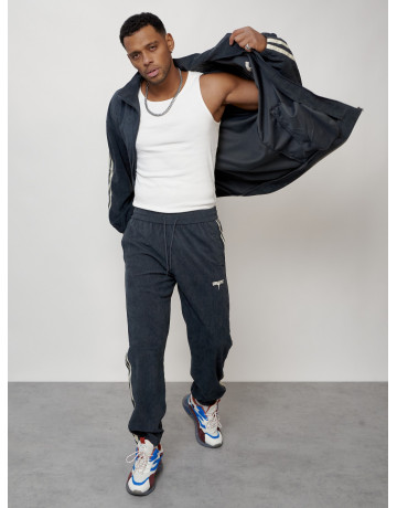 Мужской спортивный костюм для активного отдыха и повседневной носки.