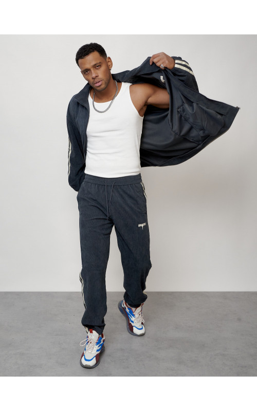 Мужской спортивный костюм для активного отдыха и повседневной носки.