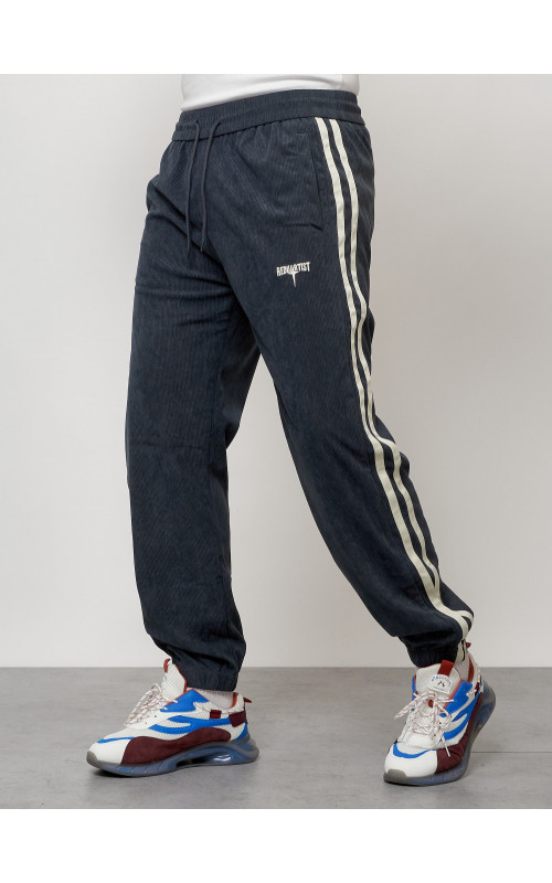 Мужской спортивный костюм для активного отдыха и повседневной носки.