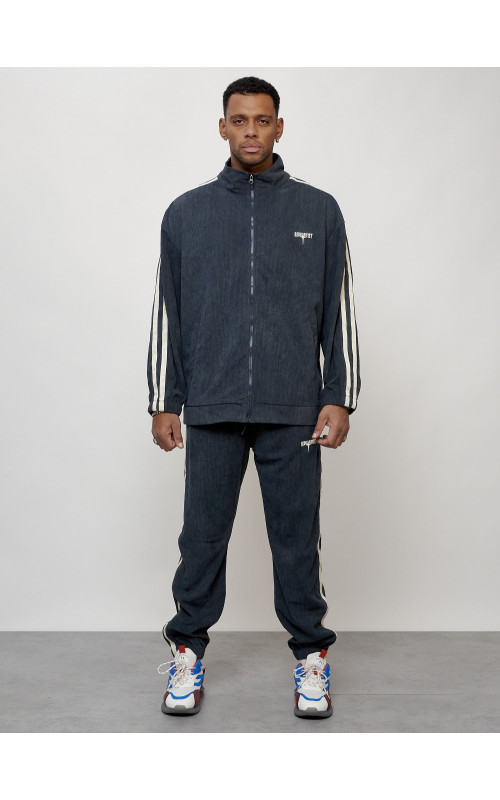 Мужской спортивный костюм для активного отдыха и повседневной носки.